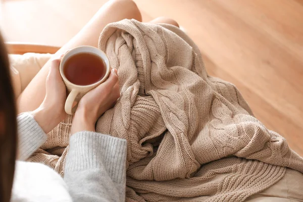 Ung kvinde drikker varm te hjemme - Stock-foto