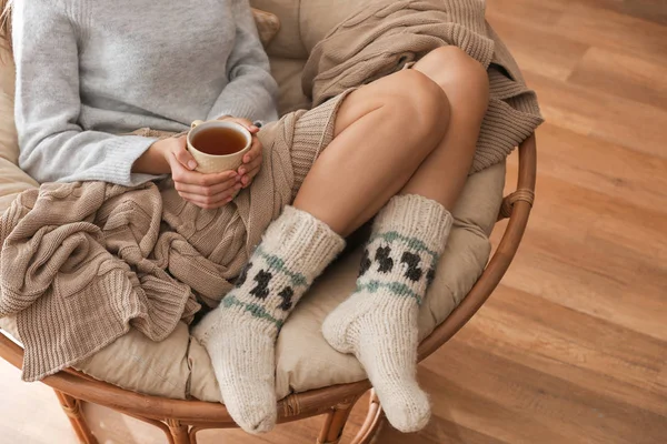 Genç kadın evde sıcak çay içme — Stok fotoğraf