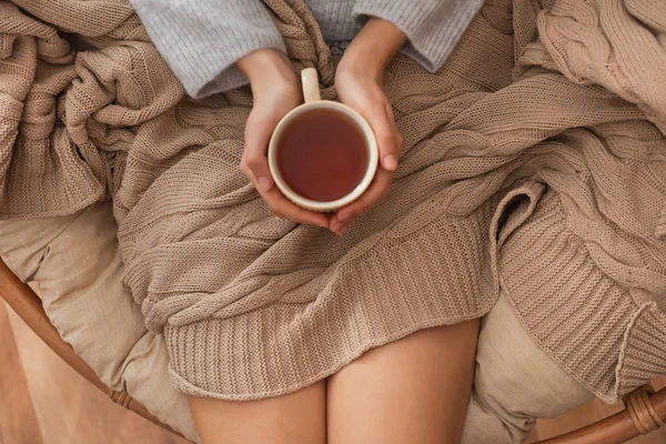 Mujer joven bebiendo té caliente en casa —  Fotos de Stock