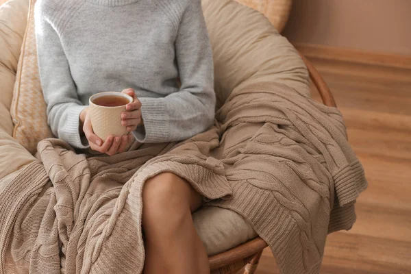 Mujer joven bebiendo té caliente en casa — Foto de Stock