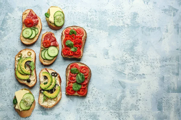 Verse, smakelijke bruschettas op kleur achtergrond — Stockfoto