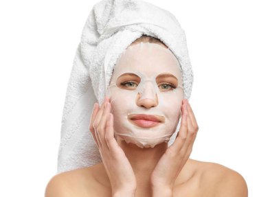 Beyaz arka planda yüz maskesi olan güzel bir genç kadın.