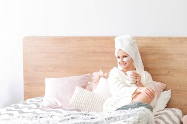 Evde kahve içme altında göz yamalar ile genç kadın