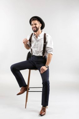 Açık renkli karşı sandalyeye oturan moda genç adam