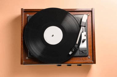 Pikap ile vinil disk renk arka plan üzerinde