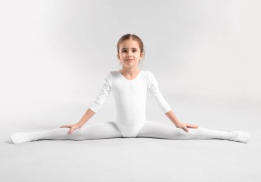 Işık arka plan üzerinde küçük şirin balerin