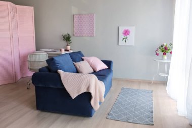 Rahat kanepesi olan modern bir oda.