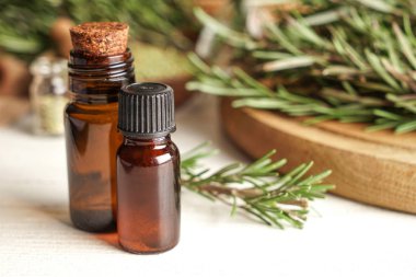 Şişe biberiye yağı tablo ile