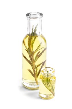 Beyaz zemin üzerine biberiye yağı ile şişe