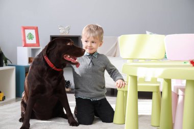 Sevimli küçük çocuk komik köpek vasıl ev ile