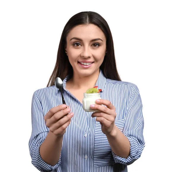 Jovem mulher comendo iogurte saboroso no fundo branco — Fotografia de Stock