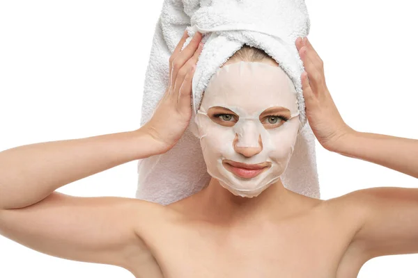 Hermosa mujer joven con mascarilla facial de hoja sobre fondo blanco — Foto de Stock