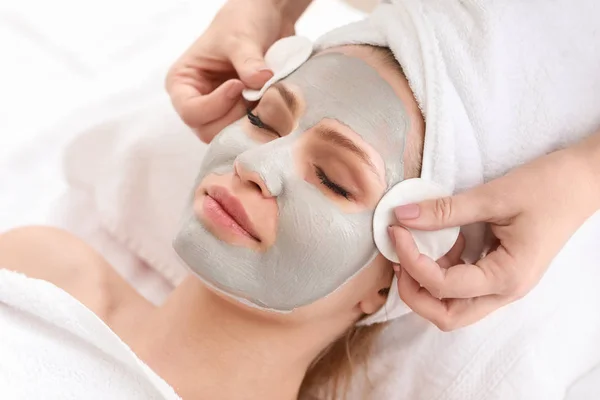 Mujer joven en tratamiento en salón de belleza — Foto de Stock