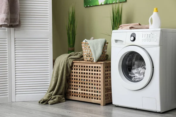 Інтер'єр домашньої пральні з сучасною пральною машиною — стокове фото