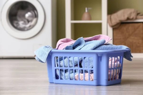 Basket with dirty laundry on floor in bathroom — Stock Photo, Image