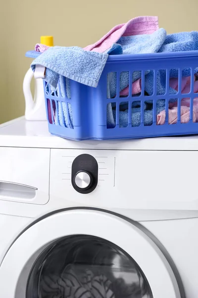 Basket with dirty laundry on washing machine — Stock Photo, Image