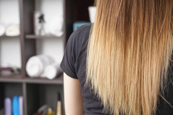 Cabello largo saludable de la mujer joven — Foto de Stock