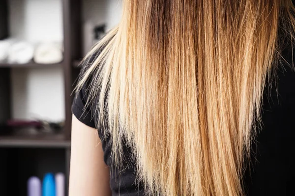 Genç kadının sağlıklı uzun saç — Stok fotoğraf
