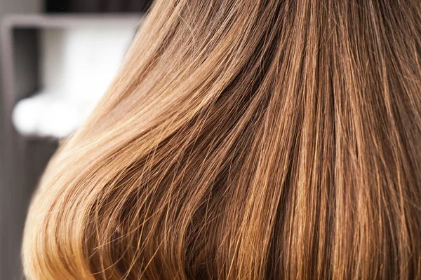 Zdrowe włosy długie, młodej kobiety — Zdjęcie stockowe
