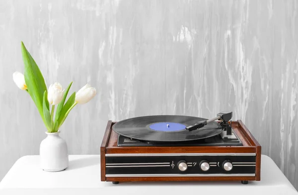 Grabador con disco de vinilo en la mesa — Foto de Stock