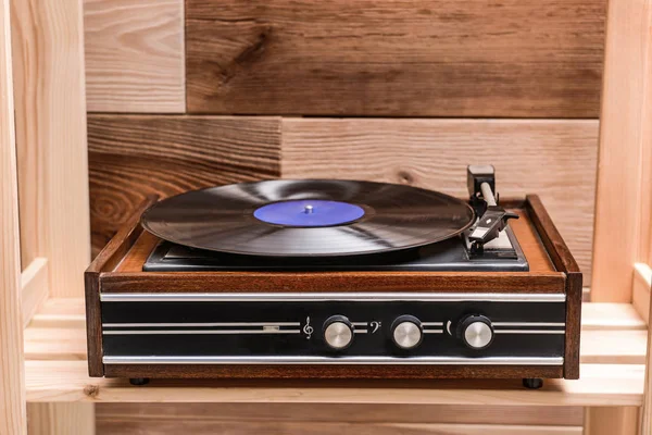 Record player z płyty winylowe na drewnianej półce — Zdjęcie stockowe