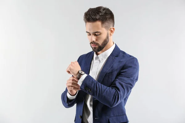 El joven a la moda en la ropa formal sobre el fondo claro —  Fotos de Stock