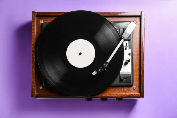 Record player with vinyl disc on color background — Stock Photo, Image