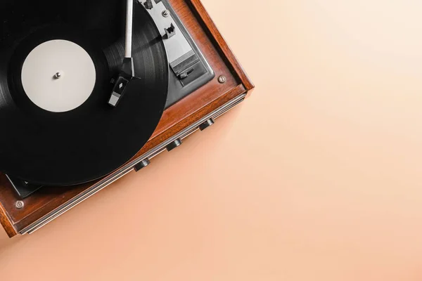 Grabador con disco de vinilo sobre fondo de color — Foto de Stock