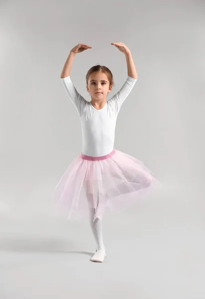 Niedliche kleine Ballerina auf hellem Hintergrund — Stockfoto