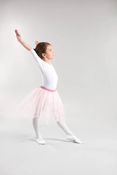 Schattige kleine ballerina op lichte achtergrond — Stockfoto