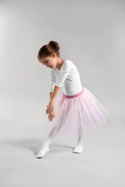 Niedliche kleine Ballerina auf hellem Hintergrund — Stockfoto