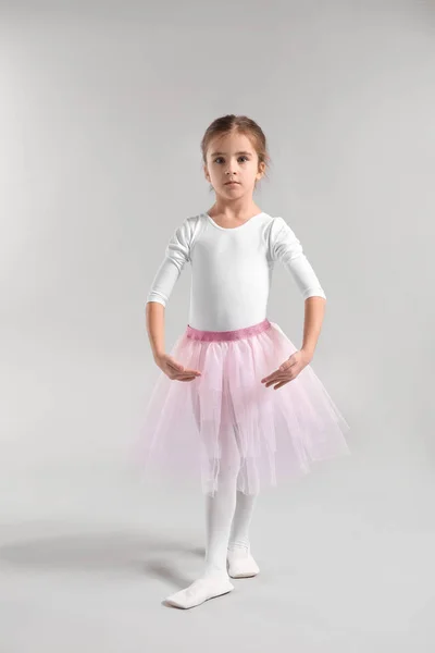 Милая маленькая балерина на светлом фоне — стоковое фото