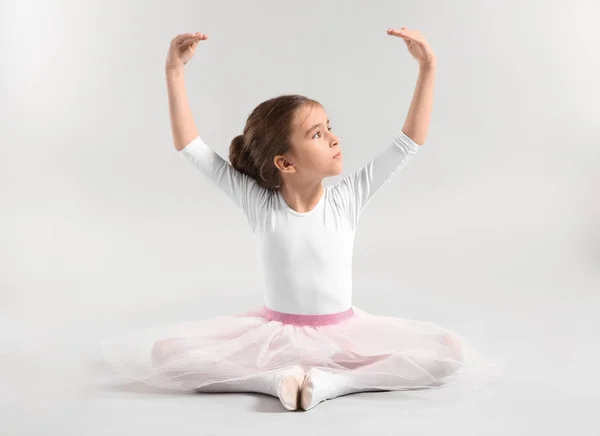 Niedliche kleine Ballerina auf hellem Hintergrund — Stockfoto