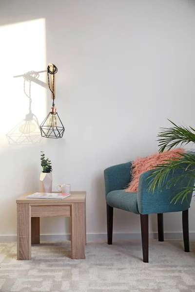 Asztal, fotel és lámpa, a szoba belseje — Stock Fotó