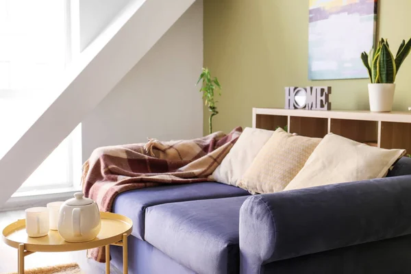 Интерьер современного номера с удобным диваном — стоковое фото