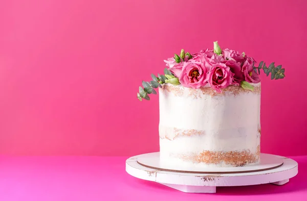 Gâteau sucré avec décor floral sur fond de couleur — Photo