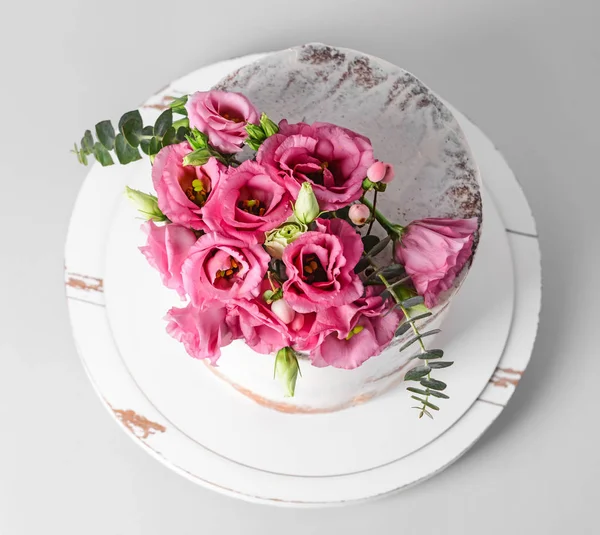Édes torta, virág dekoráció a világos háttér — Stock Fotó