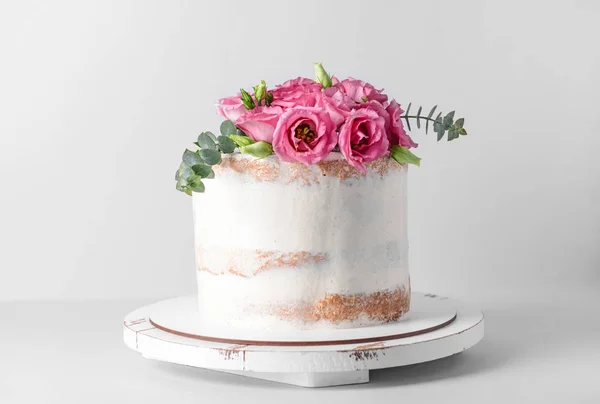 Pastel dulce con decoración floral sobre fondo claro — Foto de Stock