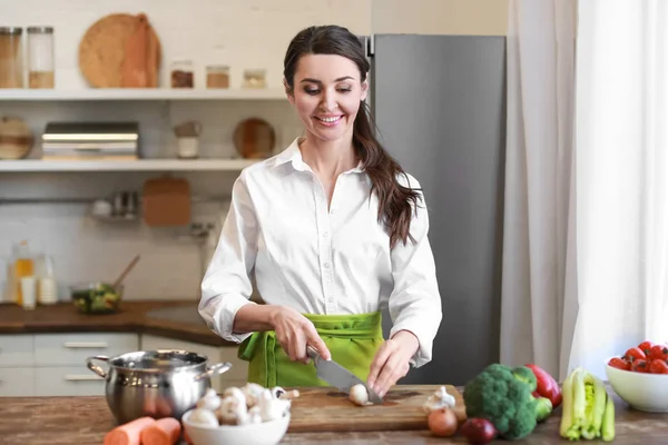 Hermosa mujer cortando setas en la cocina en casa —  Fotos de Stock