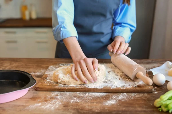 Bella donna che fa la pasta in cucina a casa — Foto Stock