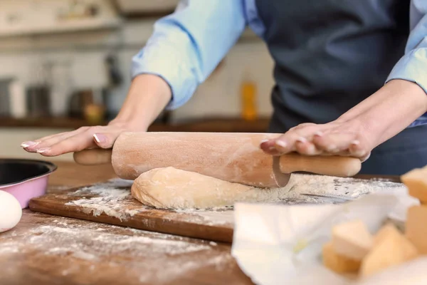 Hermosa mujer haciendo masa en la cocina en casa, primer plano —  Fotos de Stock