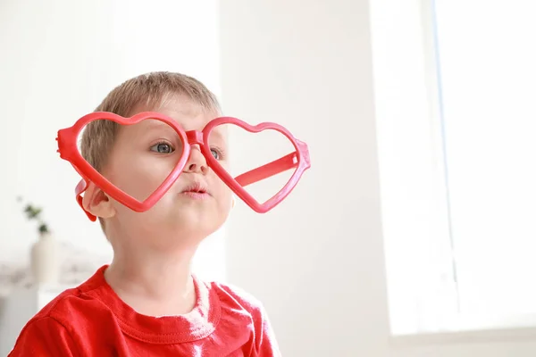 Retrato de niño lindo con gafas divertidas en casa — Foto de Stock