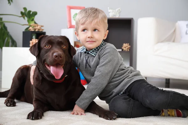 Petit garçon mignon avec chien drôle à la maison — Photo