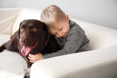 Sevimli küçük çocuk komik köpek vasıl ev ile