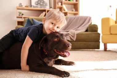 Sevimli küçük çocuk komik köpek vasıl ev ile