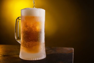 Masada bir bardak taze bira.