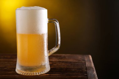 Masada bir bardak taze bira.