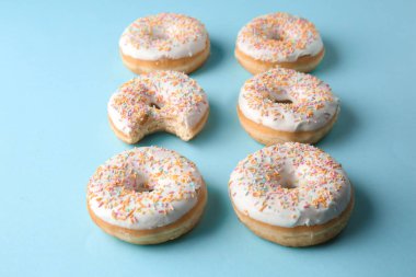 Isırıldı halka renk arka plan üzerinde bütün olanlar arasında. Benzersizlik kavramı