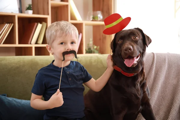Bonito menino brincando com o cachorro engraçado em casa — Fotografia de Stock