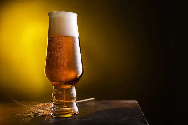 Склянка свіжого пива на столі — стокове фото